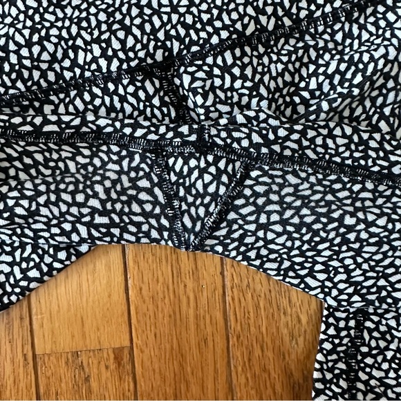 Lululemon Wunder Under Crop (Hi-Rise) Miss Mosaic Black size 4 - Picture 12 of 15